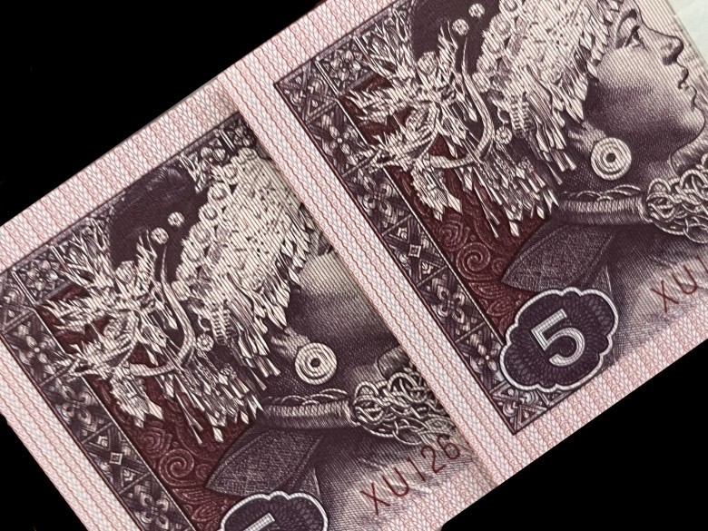 一线荧光币第349期拍场 钱坤评级8005XU4421至尊黑美人，4421这个流水是至尊黑美人，评级公司漏评了，至尊黑美人六七白一刀的货。XU44215401，评级币一刀，喜欢的不要错过！一眼清品种，世界那么大，带你去非洲看黑美人，潜力股色差币