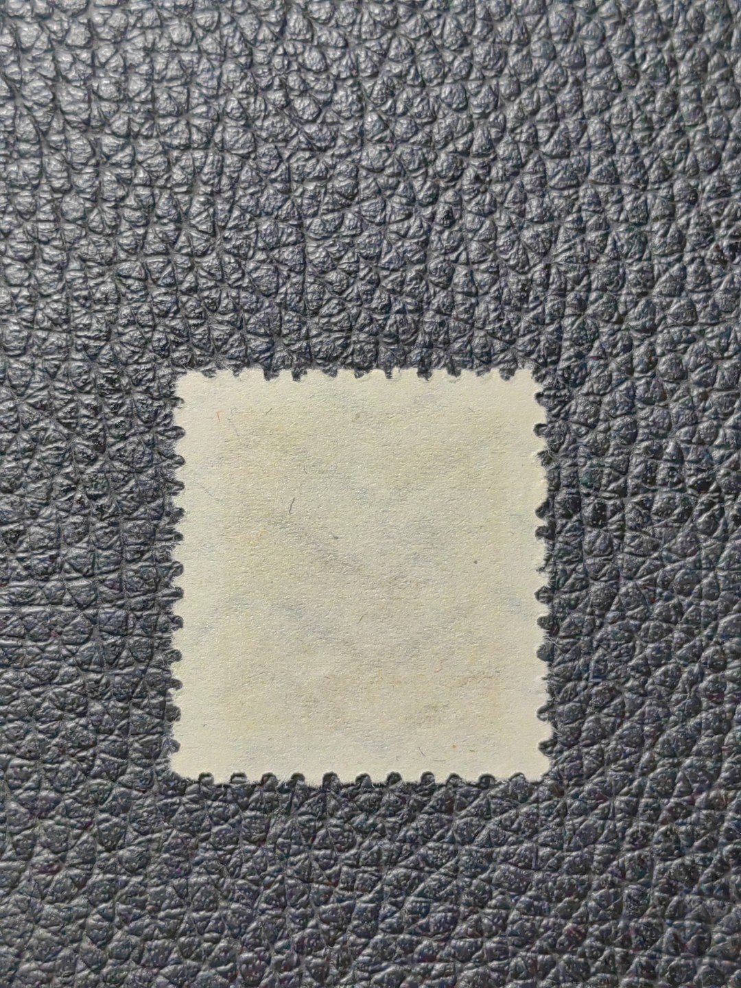 洪涛臻品批发群  精选邮票限时拍卖第二百七十期 普2东北贴用  面值2500元一枚，几乎全品，1950年新中国成立发行的第一组普票，年代久远，具有较高的收藏意义，全品可评级，喜欢不要错过