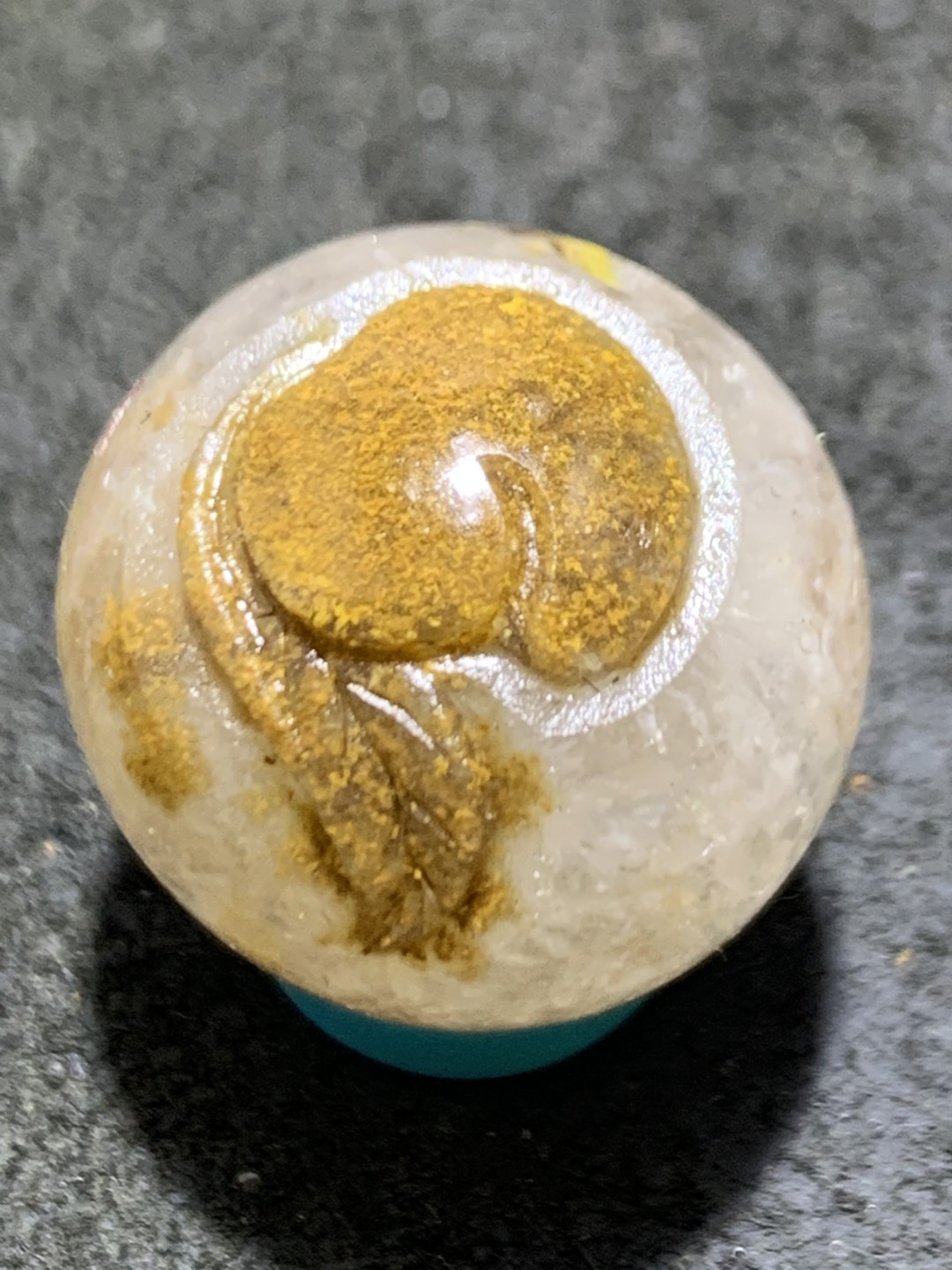 精美冰飘糖心料草花纹战国红玛瑙手工俏色巧雕寿桃珠一个，