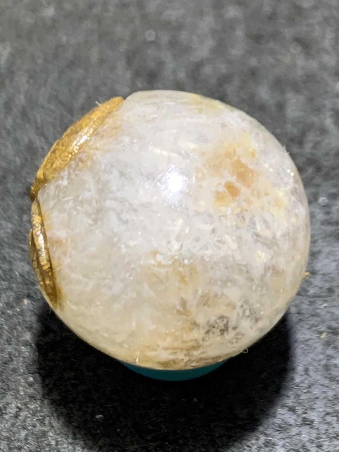 精美冰飘糖心料草花纹战国红玛瑙手工俏色巧雕寿桃珠一个，