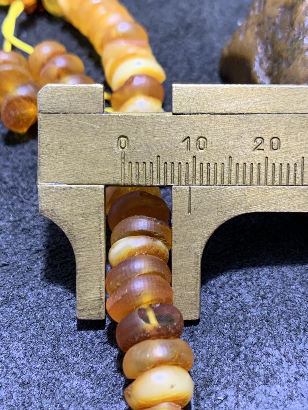 天然乌料蜜蜡随形饼子手持1条！