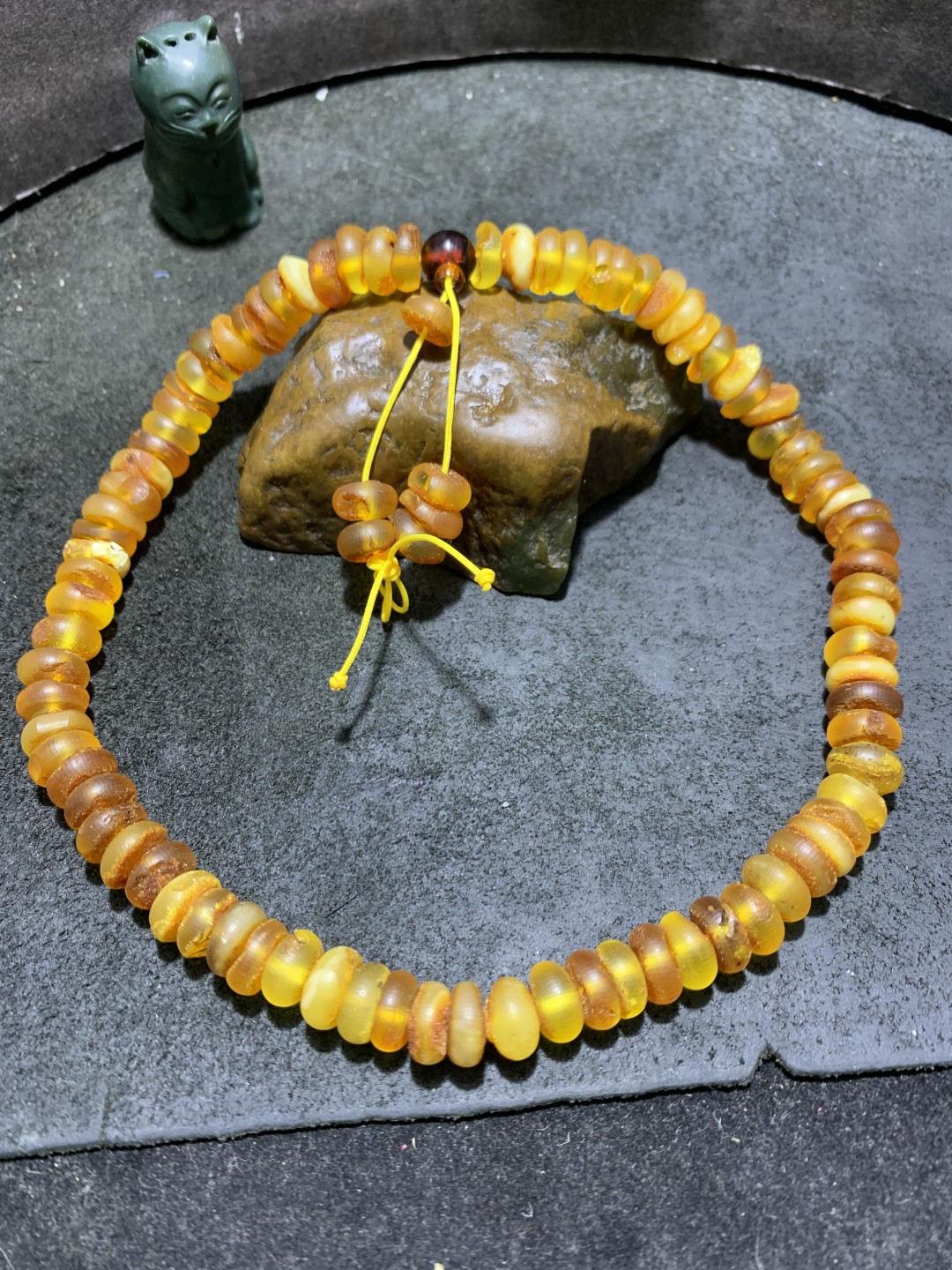 天然乌料蜜蜡随形饼子手持1条！