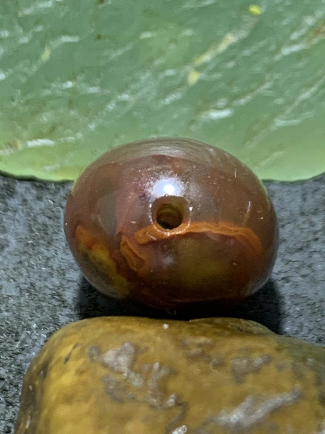 精美高玉化冻料草花纹战国红玛瑙随形珠一颗！