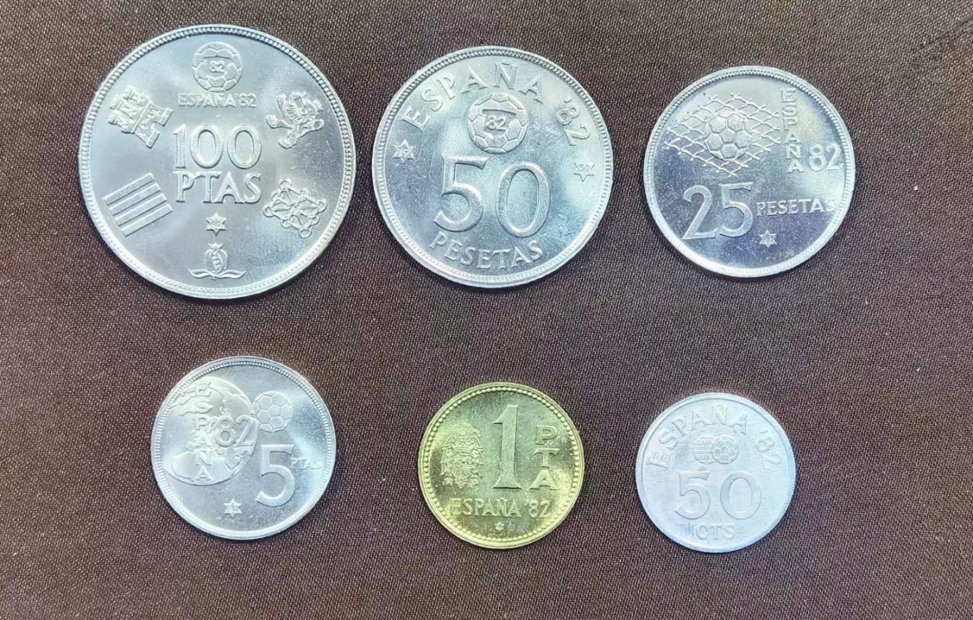 北京马甸外国币专卖微拍第九十八期，外国非贵金属纪念币，流通币专场，陆续上新，欢迎关注 从册子里拆下来的全新西班牙82年世界杯杯足球套币