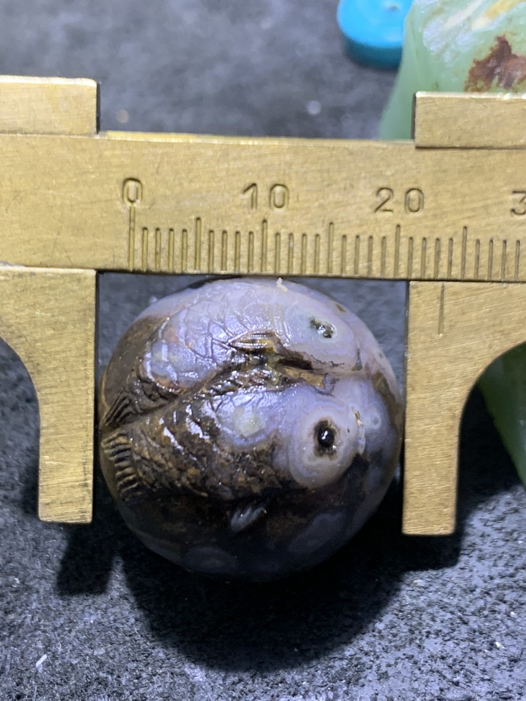 亚光原皮战国红玛瑙手工巧雕双鱼随形珠一个，寓意，连年有鱼