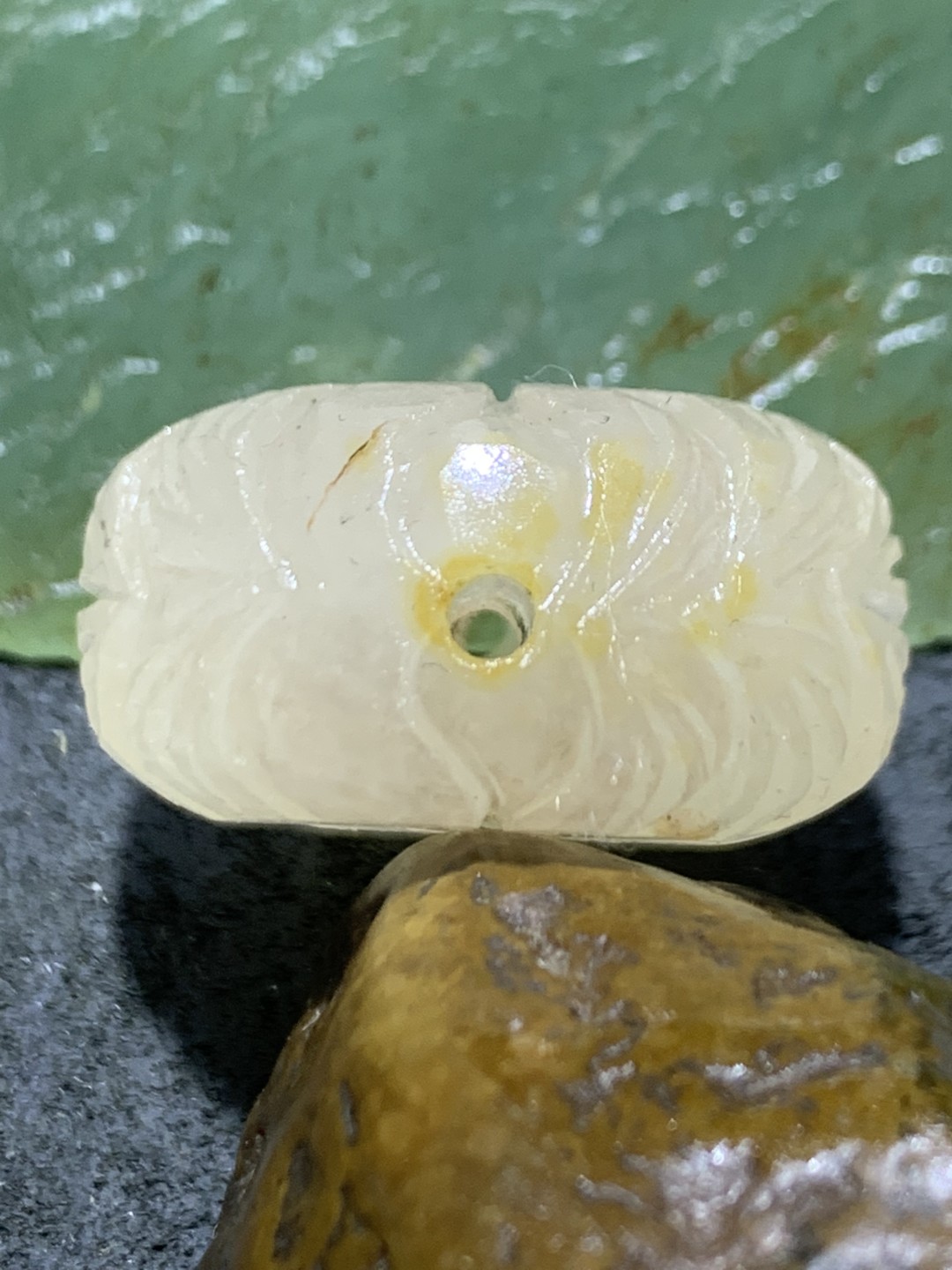 精美满冰糖心料亚光战国红玛瑙手工雕刻莲花背云（板珠）一个，