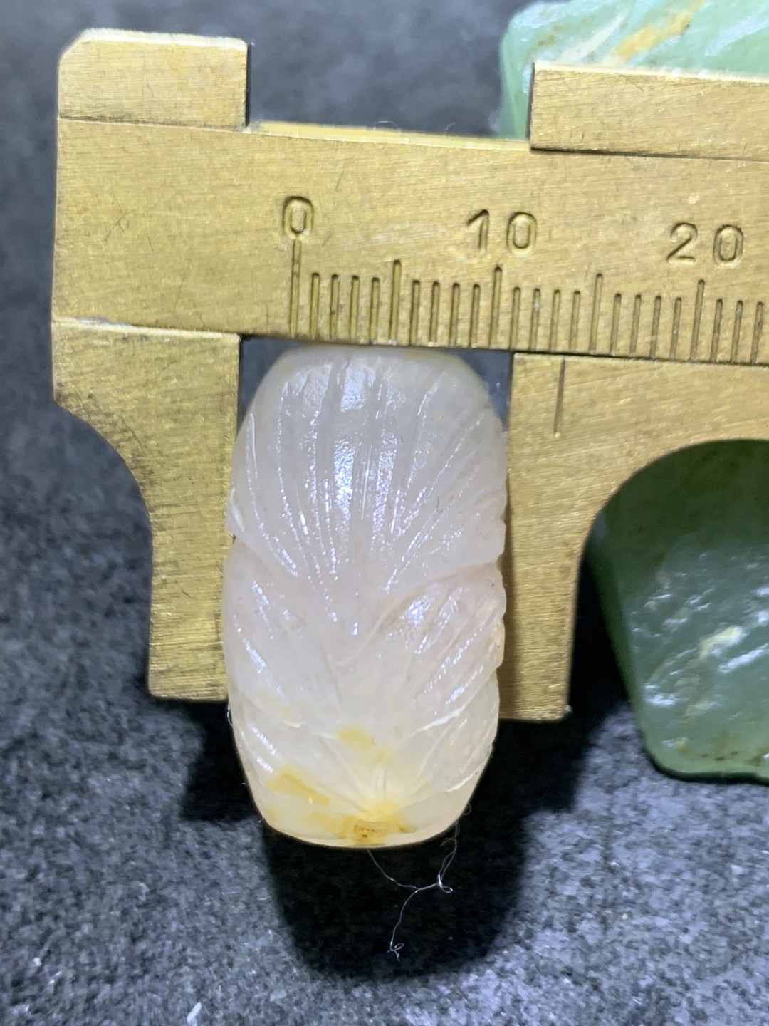 精美满冰糖心料亚光战国红玛瑙手工雕刻莲花背云（板珠）一个，