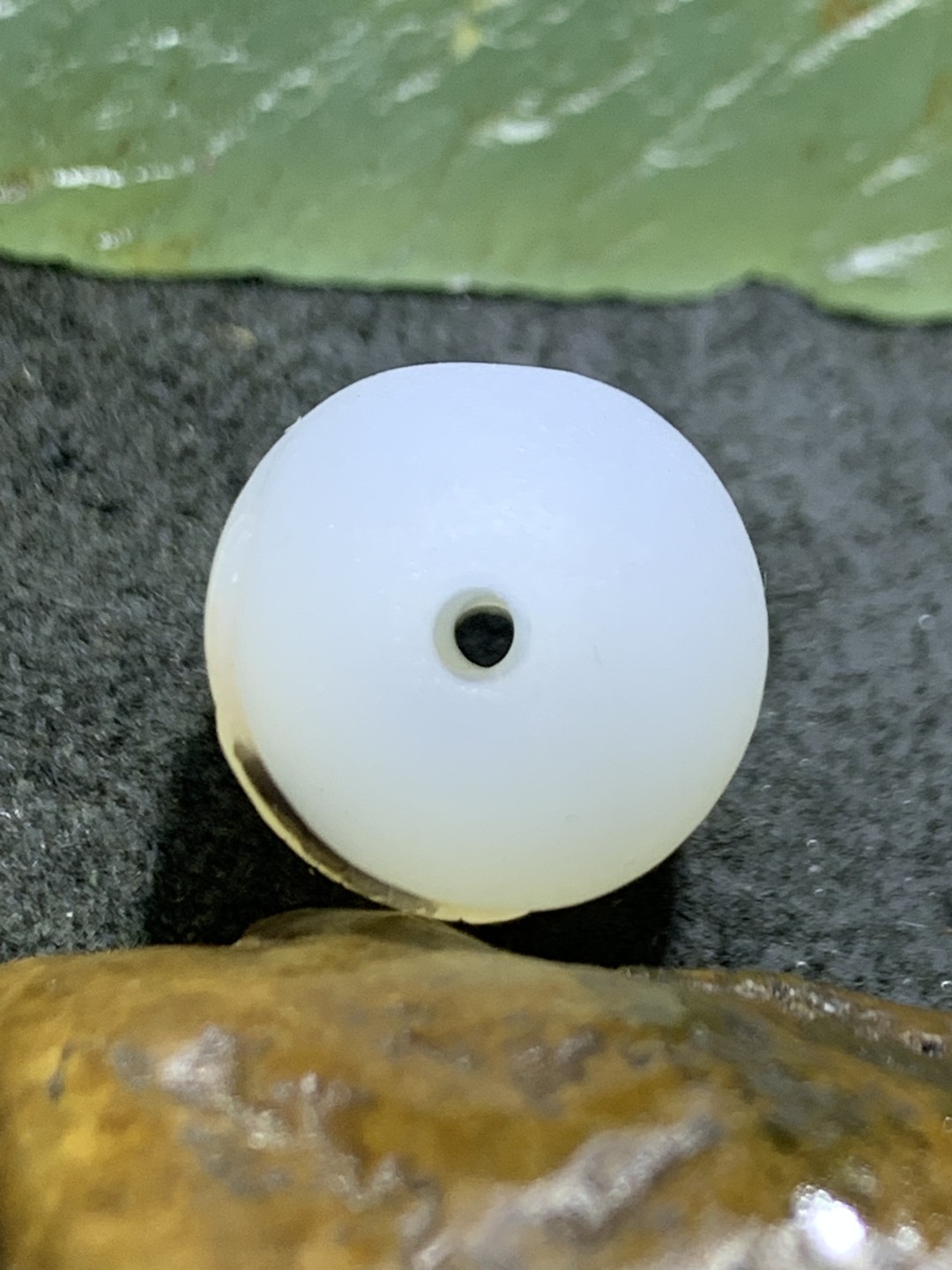 精美亚光高玉化海洋玉髓手工俏色巧雕雨燕随形桶珠一个！
