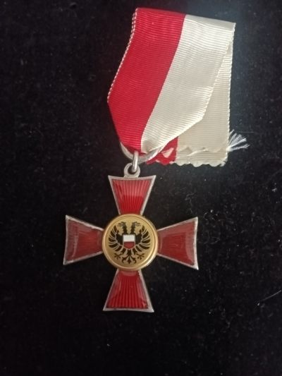 留里克勋赏制服交流首场拍卖 - The Hanseatic Cross  汉萨十字  吕贝克十字勋章，颁发量：8000－1w枚 两肩珐琅有补，中心为吕贝克市徽，为汉萨十字中最为稀有的一枚，原配长绶带，十分稀有。