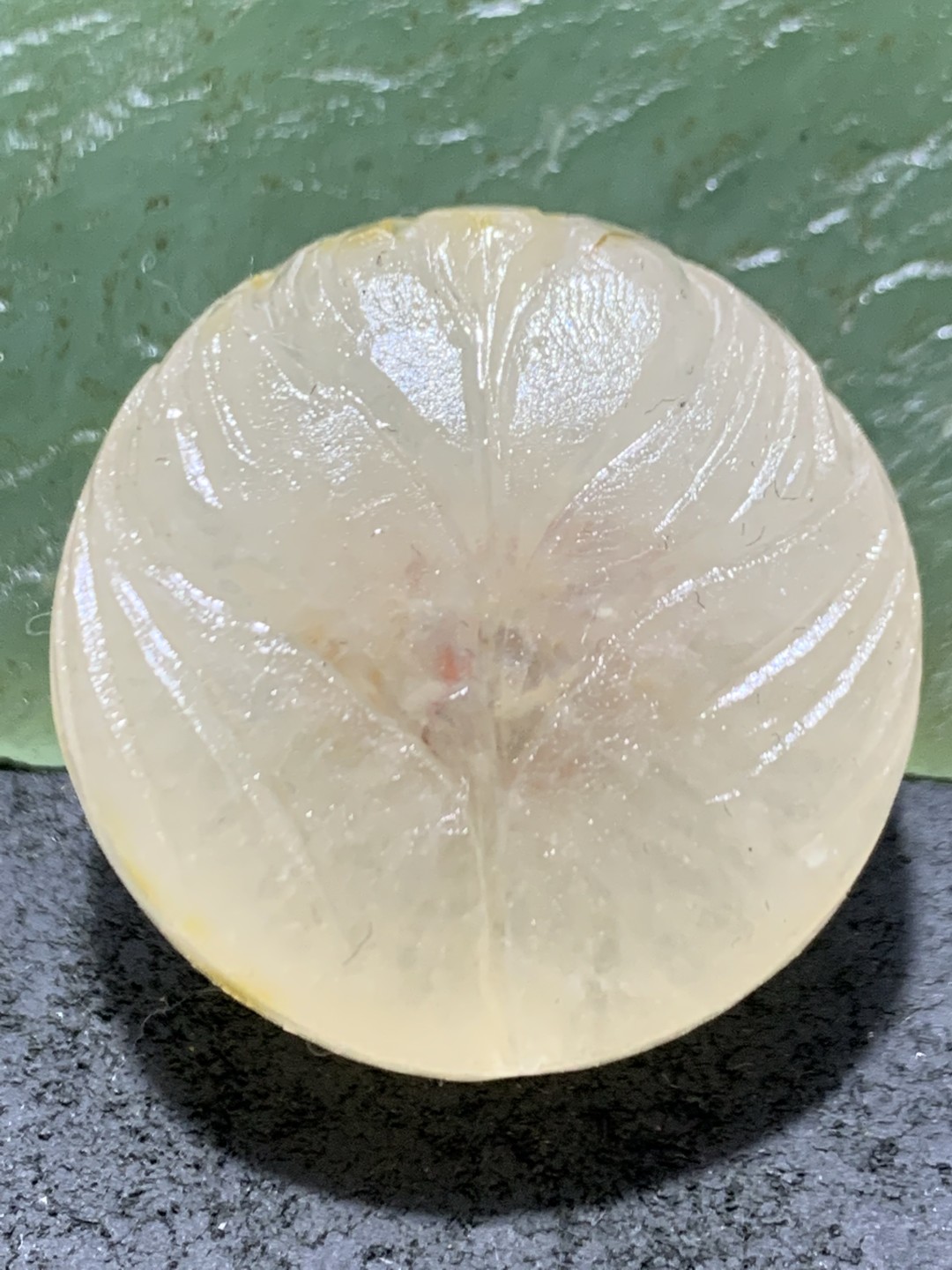 精美满冰糖心料亚光战国红玛瑙手工雕刻莲花背云（板珠）一个，