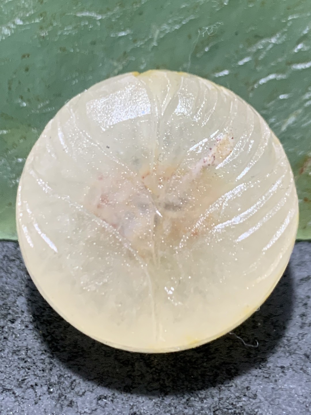 精美满冰糖心料亚光战国红玛瑙手工雕刻莲花背云（板珠）一个，