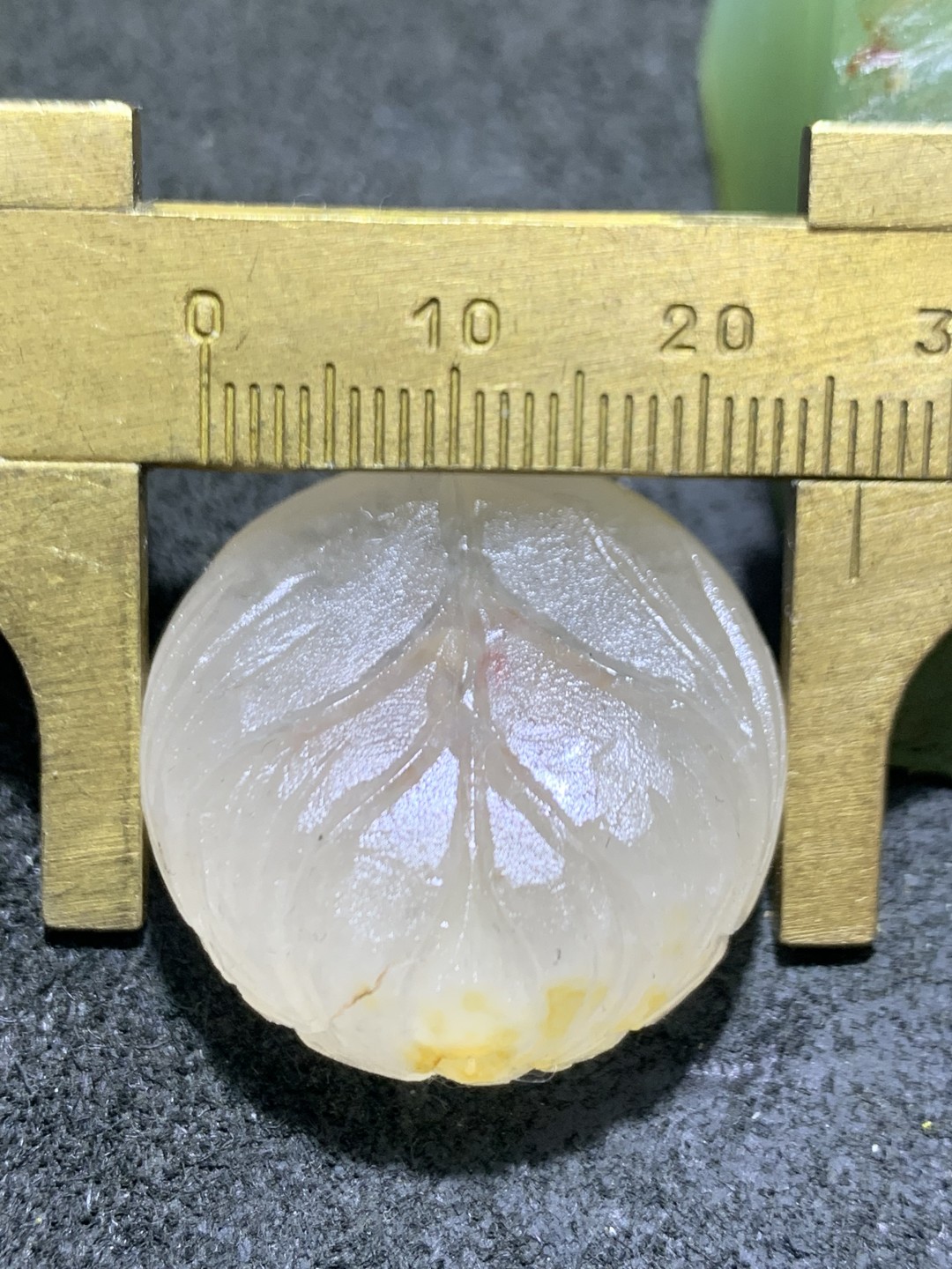 精美满冰糖心料亚光战国红玛瑙手工雕刻莲花背云（板珠）一个，