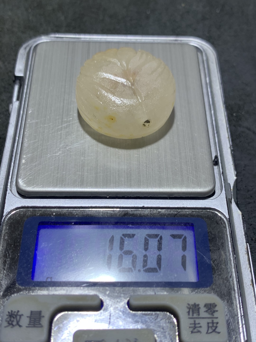 精美满冰糖心料亚光战国红玛瑙手工雕刻莲花背云（板珠）一个，