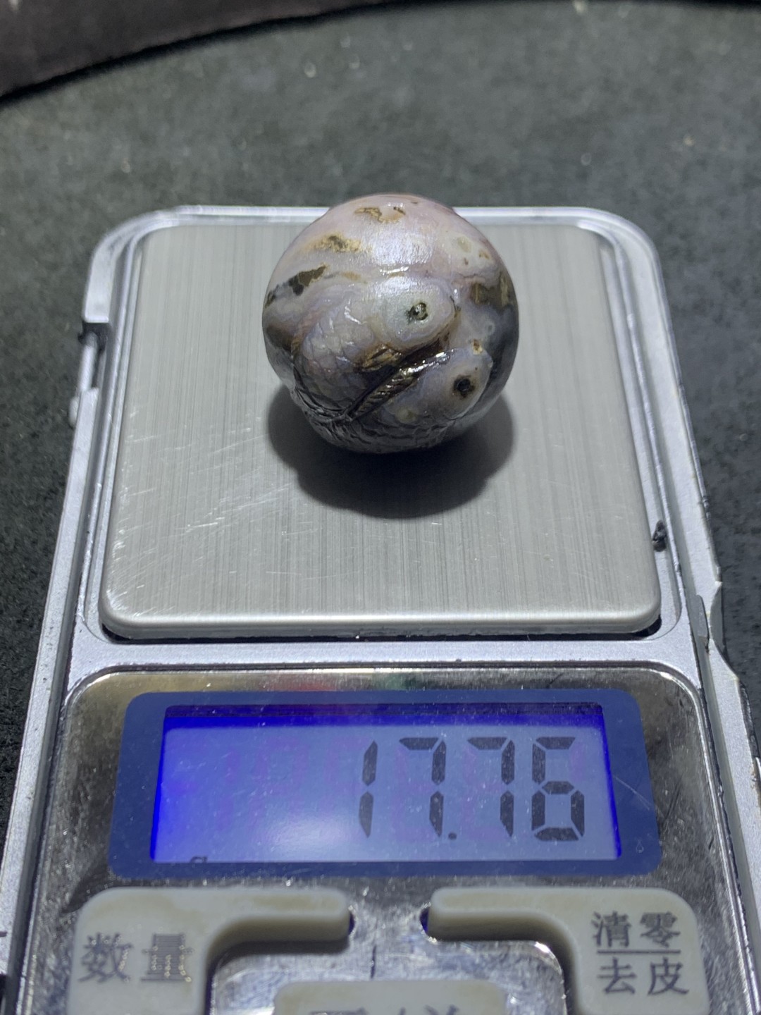 亚光原皮战国红玛瑙手工巧雕双鱼随形珠一个，寓意，连年有鱼