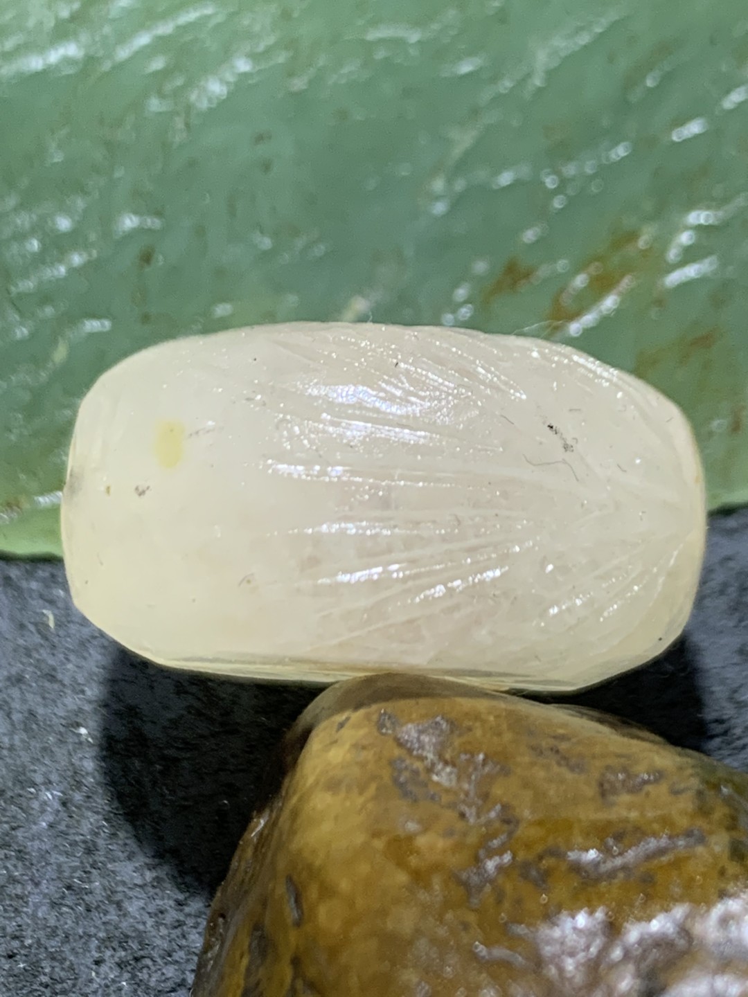 精美满冰糖心料亚光战国红玛瑙手工雕刻莲花背云（板珠）一个，