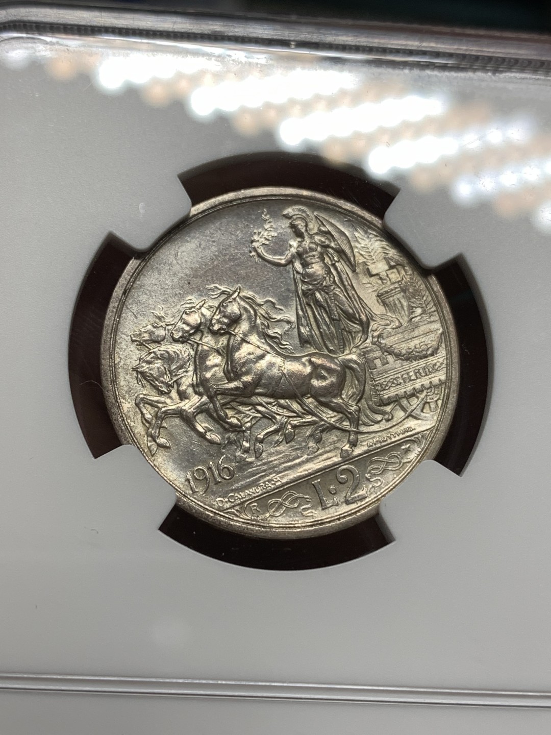 《竞宝斋》第167场-周日，周一，周四 3场 (全场包邮) NGC MS62 意大利1916年2里拉银币 人像耳廓清洗、马车高点聚在、女神胸甲双环、手持的盾纹也非常清晰，可冲63