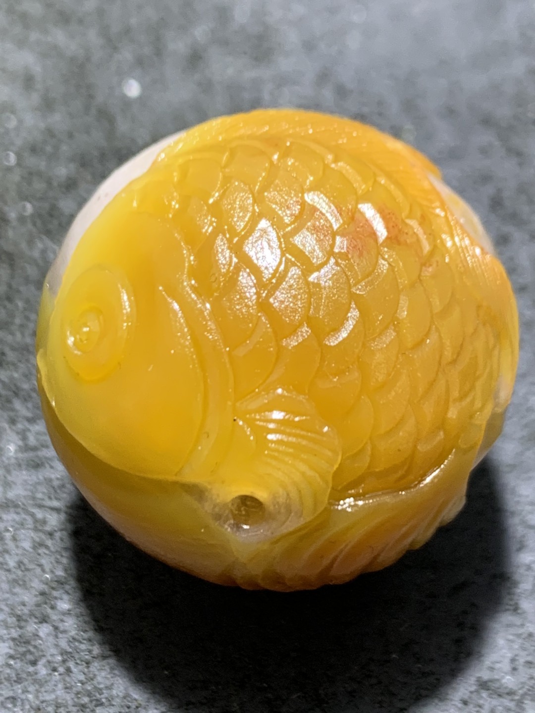 精美冰飘亚光战国红玛瑙手工俏色巧雕金鱼珠一个，
