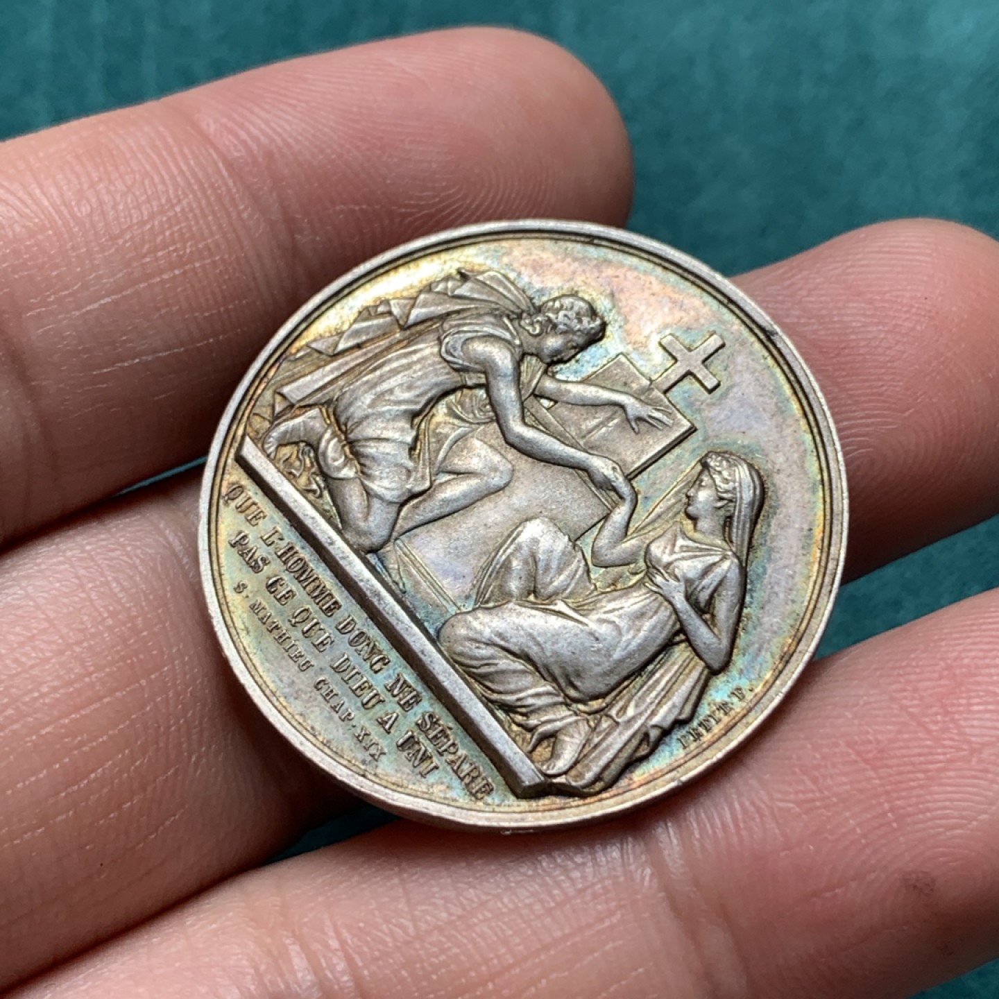 《竞宝斋》第167场-周日，周一，周四 3场 (全场包邮) 法国19世纪婚章银，图案宝石蓝包浆，空白原背，边铭蜜蜂AR，重13.98g直径32mm