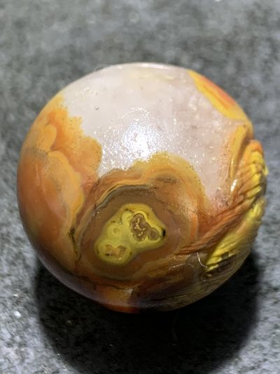 精美亚光草花纹战国红玛瑙手工俏色巧雕鹰珠子一颗！ 精美亚光草花纹战国红玛瑙手工俏色巧雕鹰珠子一颗！