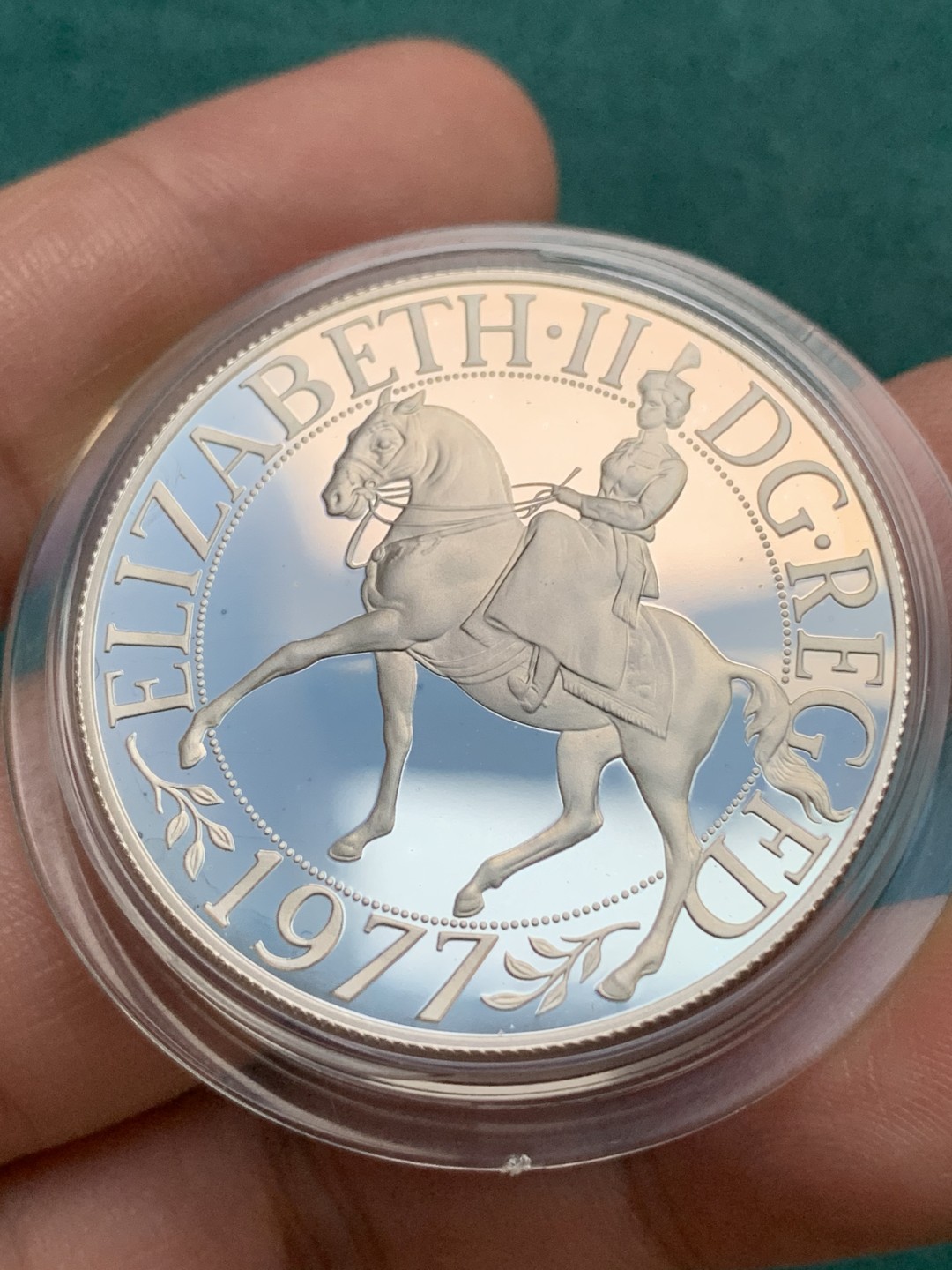 《竞宝斋》第167场-周日，周一，周四 3场 (全场包邮) 英国 1977 伊丽莎白二世 登基纪念 精制克朗 大银币 状态佳 盒套证齐全