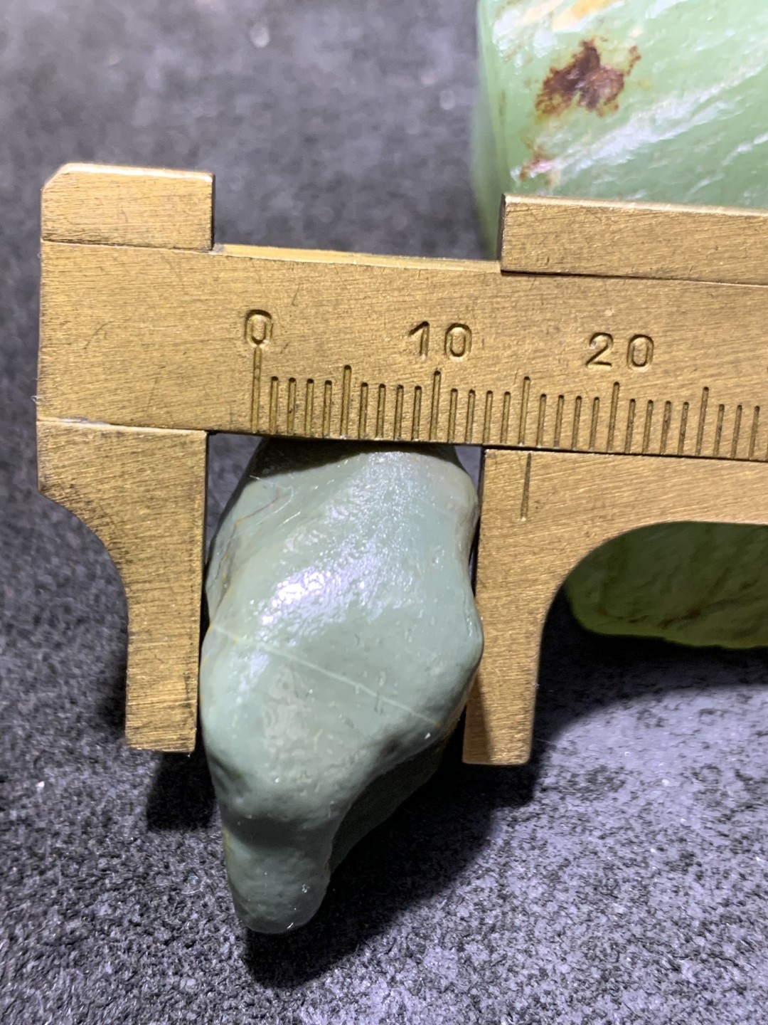 精美戈壁绿碧玉手工雕刻悟字把件（吊坠)一个！