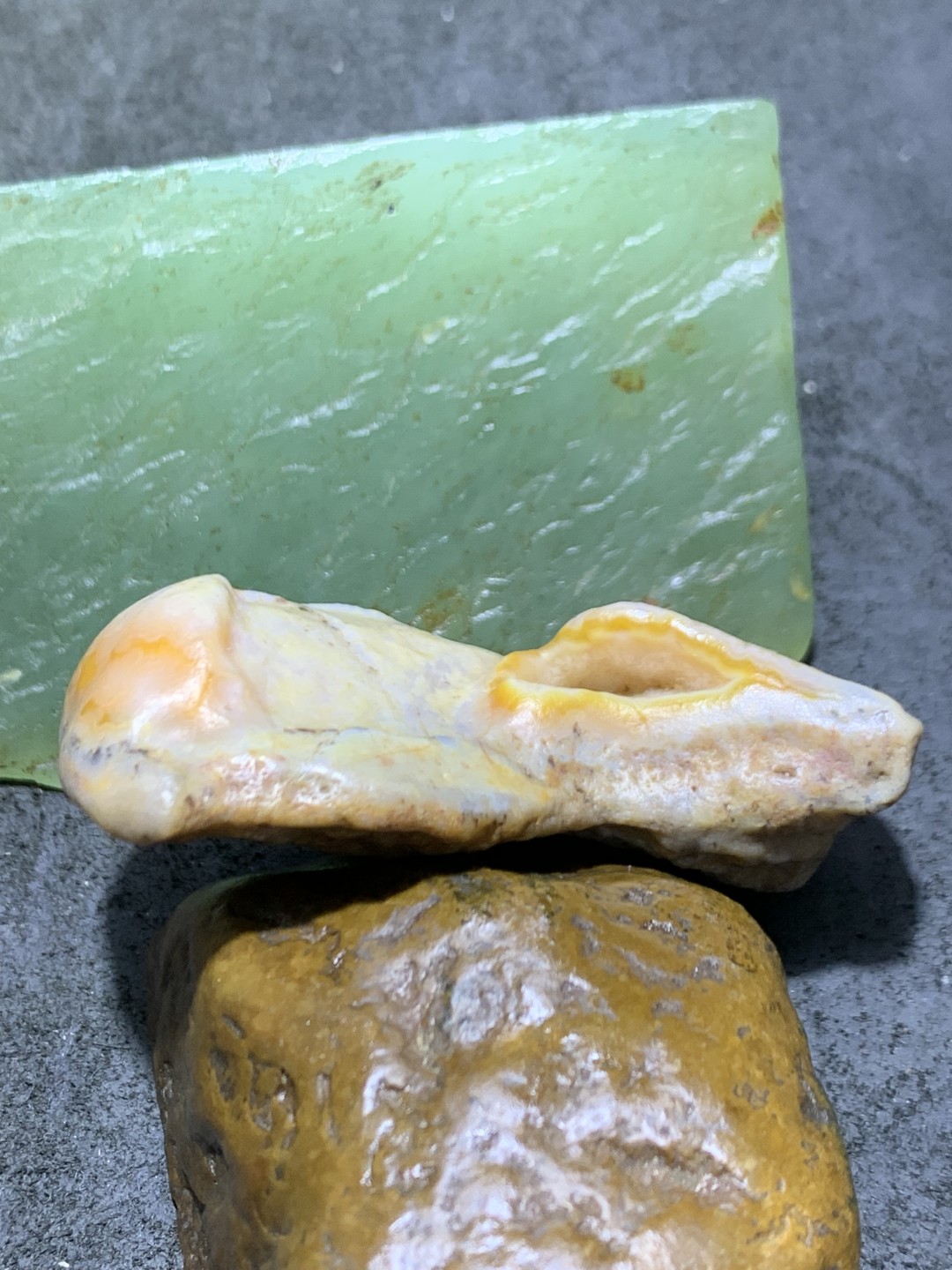 放福利！精美天然原皮孔洞料阿拉善玛瑙原石手工雕刻佛字把件（吊坠）一颗，