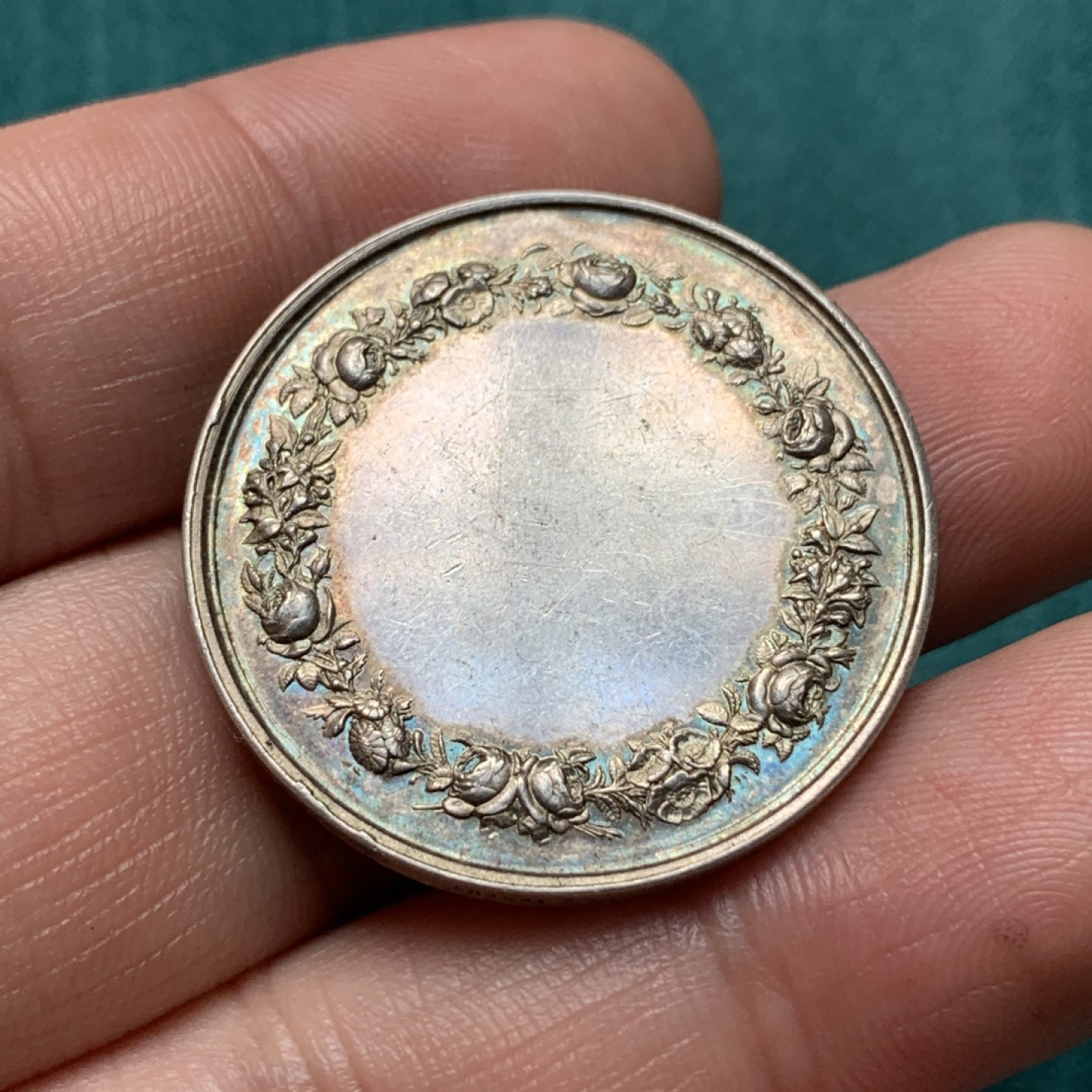 《竞宝斋》第167场-周日，周一，周四 3场 (全场包邮) 法国19世纪婚章银，图案宝石蓝包浆，空白原背，边铭蜜蜂AR，重13.98g直径32mm