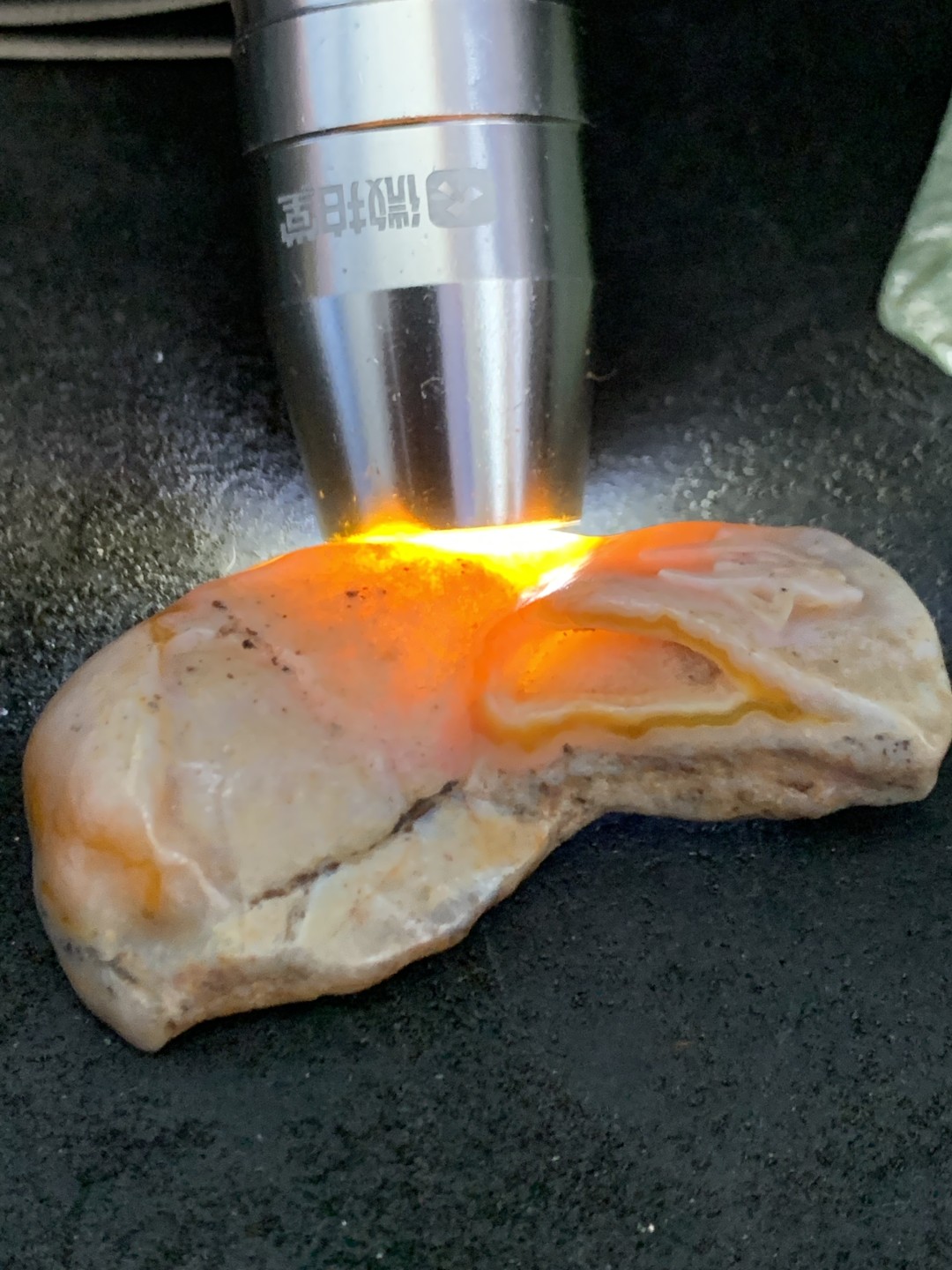 放福利！精美天然原皮孔洞料阿拉善玛瑙原石手工雕刻佛字把件（吊坠）一颗，