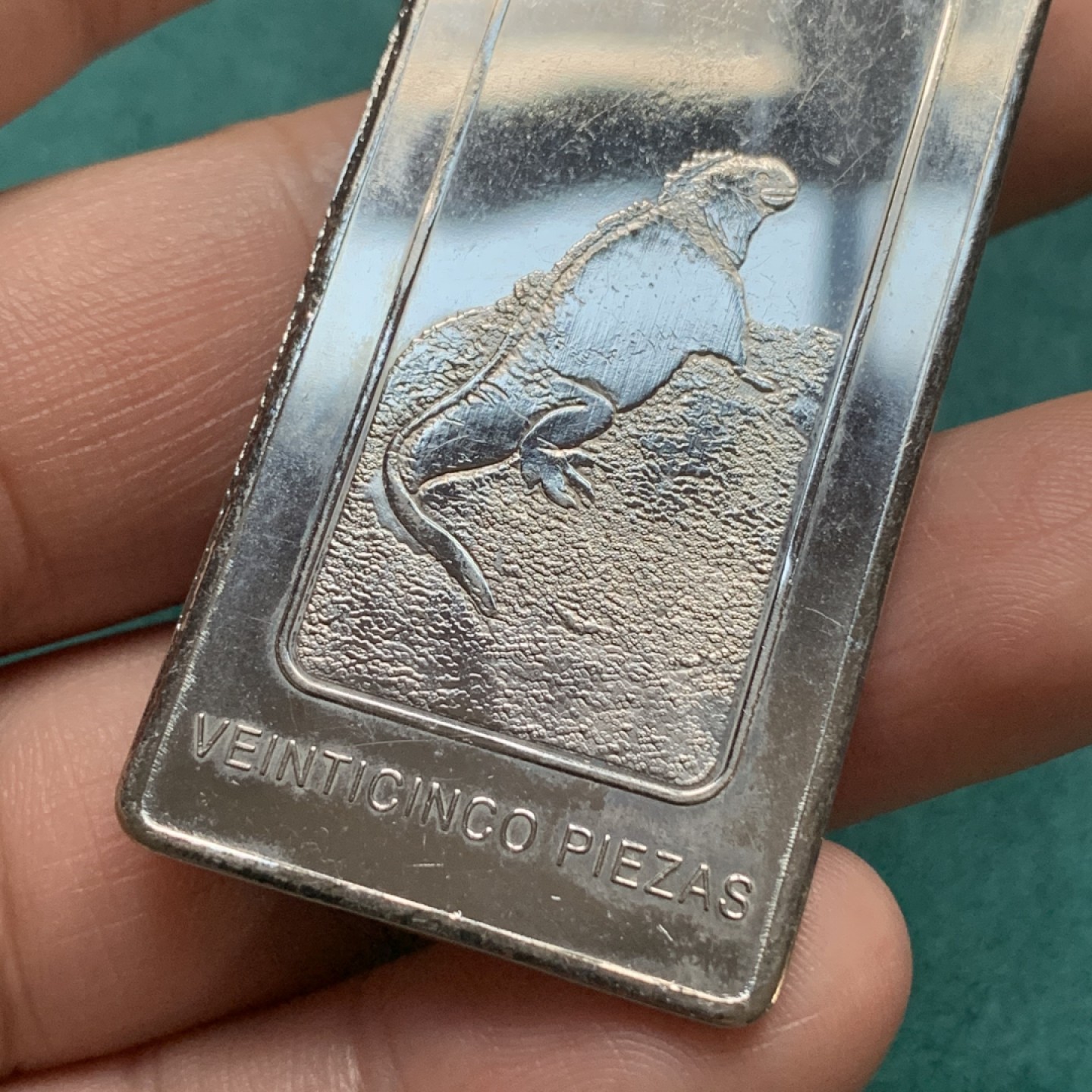 《竞宝斋》第167场-周日，周一，周四 3场 (全场包邮) 2013年加拉帕戈斯群岛海鬣蜥25科巴多长方形币，尺寸60*30*2