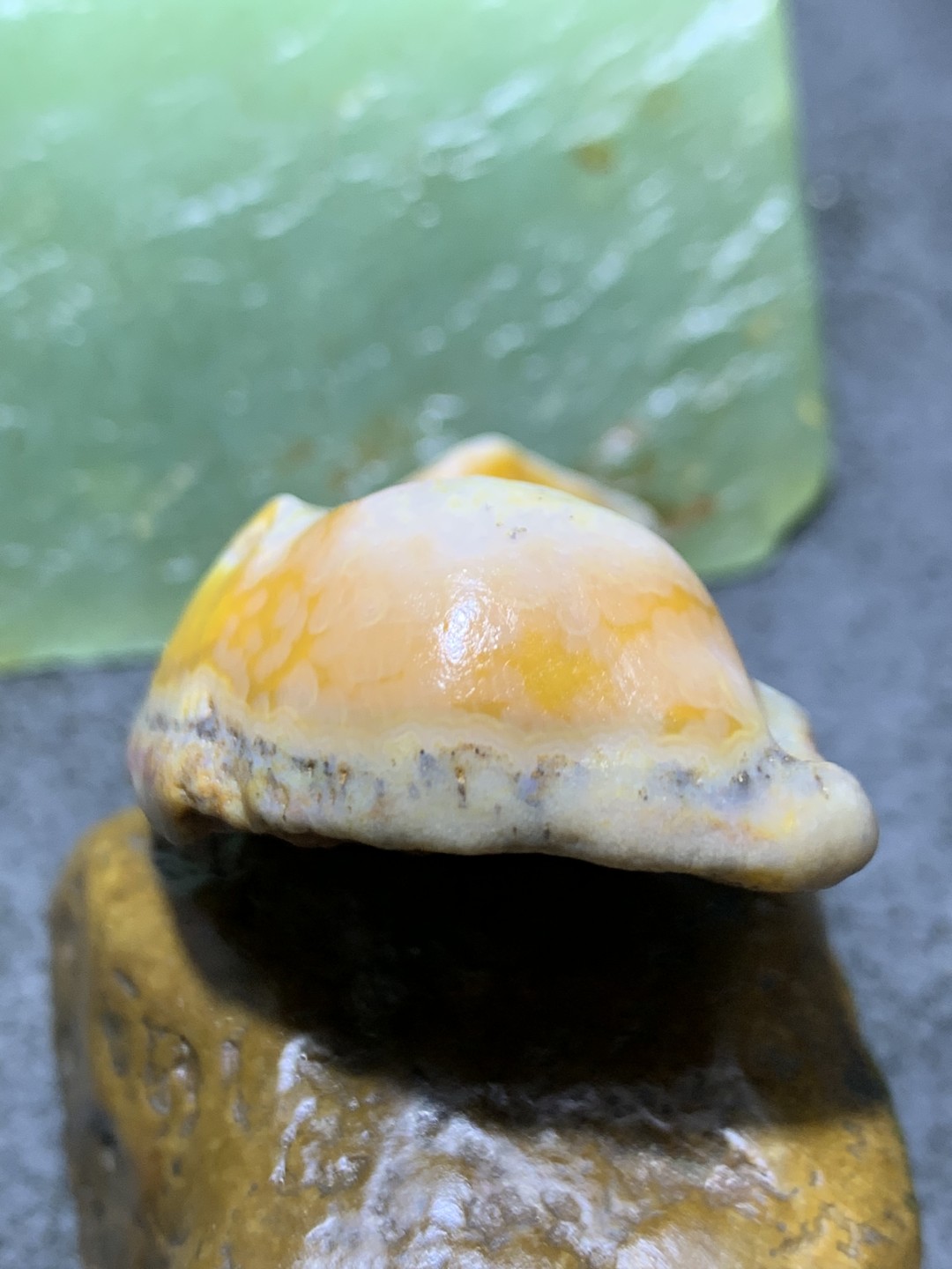 放福利！精美天然原皮孔洞料阿拉善玛瑙原石手工雕刻佛字把件（吊坠）一颗，