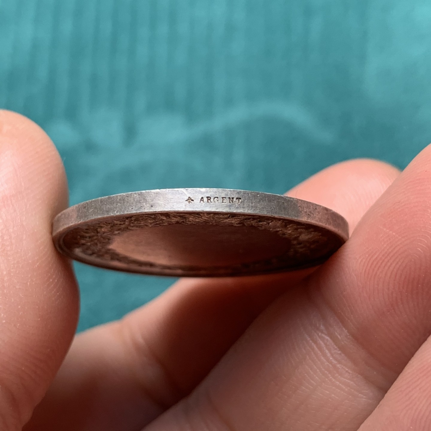 《竞宝斋》第167场-周日，周一，周四 3场 (全场包邮) 法国19世纪婚章银，图案宝石蓝包浆，空白原背，边铭蜜蜂AR，重13.98g直径32mm