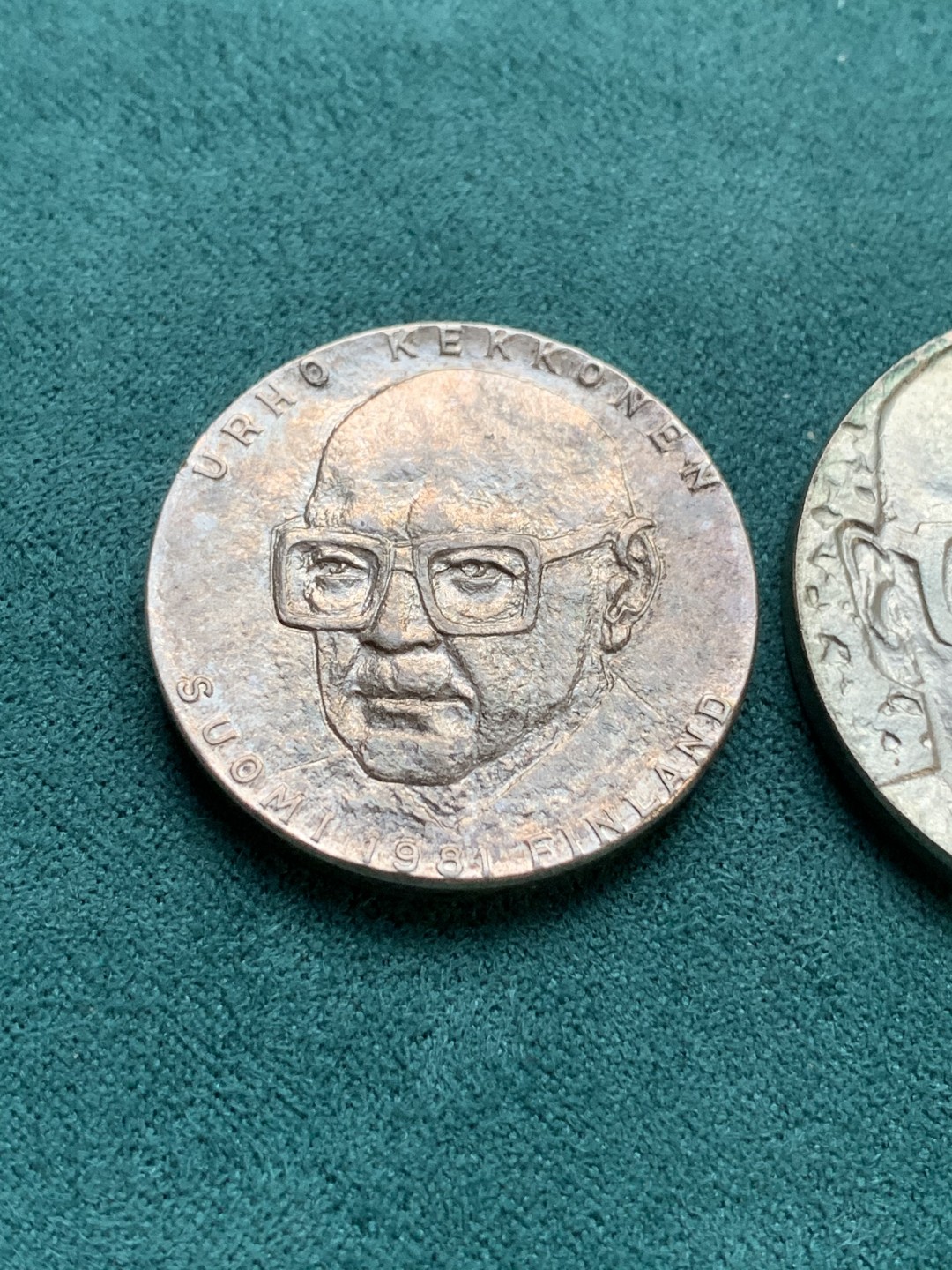 《竞宝斋》第167场-周日，周一，周四 3场 (全场包邮) 芬兰总理吉科宁银币2个，总重43.43克，带蓝色原封皮套和说明书