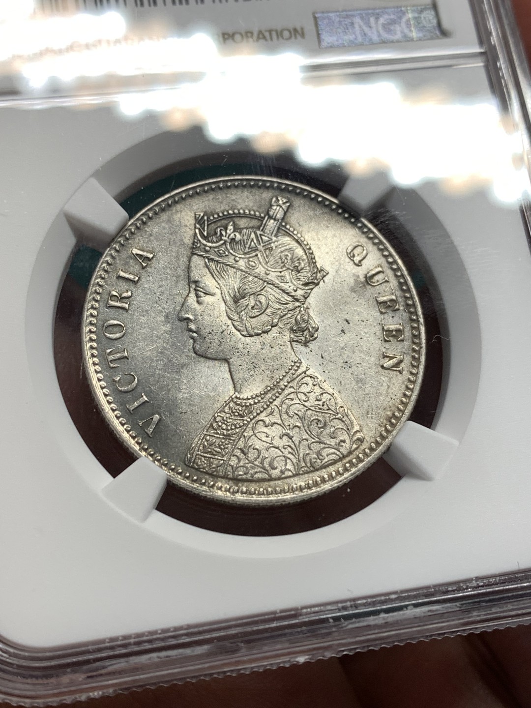 《竞宝斋》第167场-周日，周一，周四 3场 (全场包邮) NGC MS61 英属印度 1874年 维多利亚 1卢比 银币 MS不多