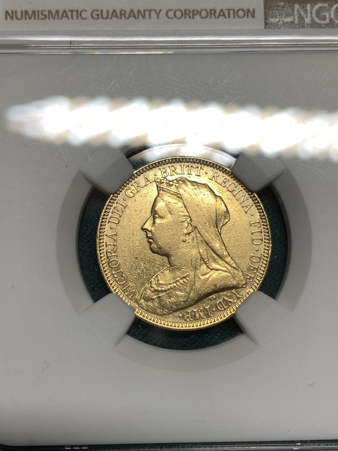 《竞宝斋》第167场-周日，周一，周四 3场 (全场包邮) NGC AU 英国 1893年 维多利亚 披纱版 1索维林马剑金币 8克金