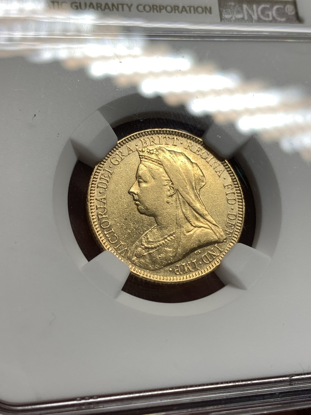 《竞宝斋》第167场-周日，周一，周四 3场 (全场包邮) NGC AU 英国 1893年 维多利亚 披纱版 1索维林马剑金币 8克金