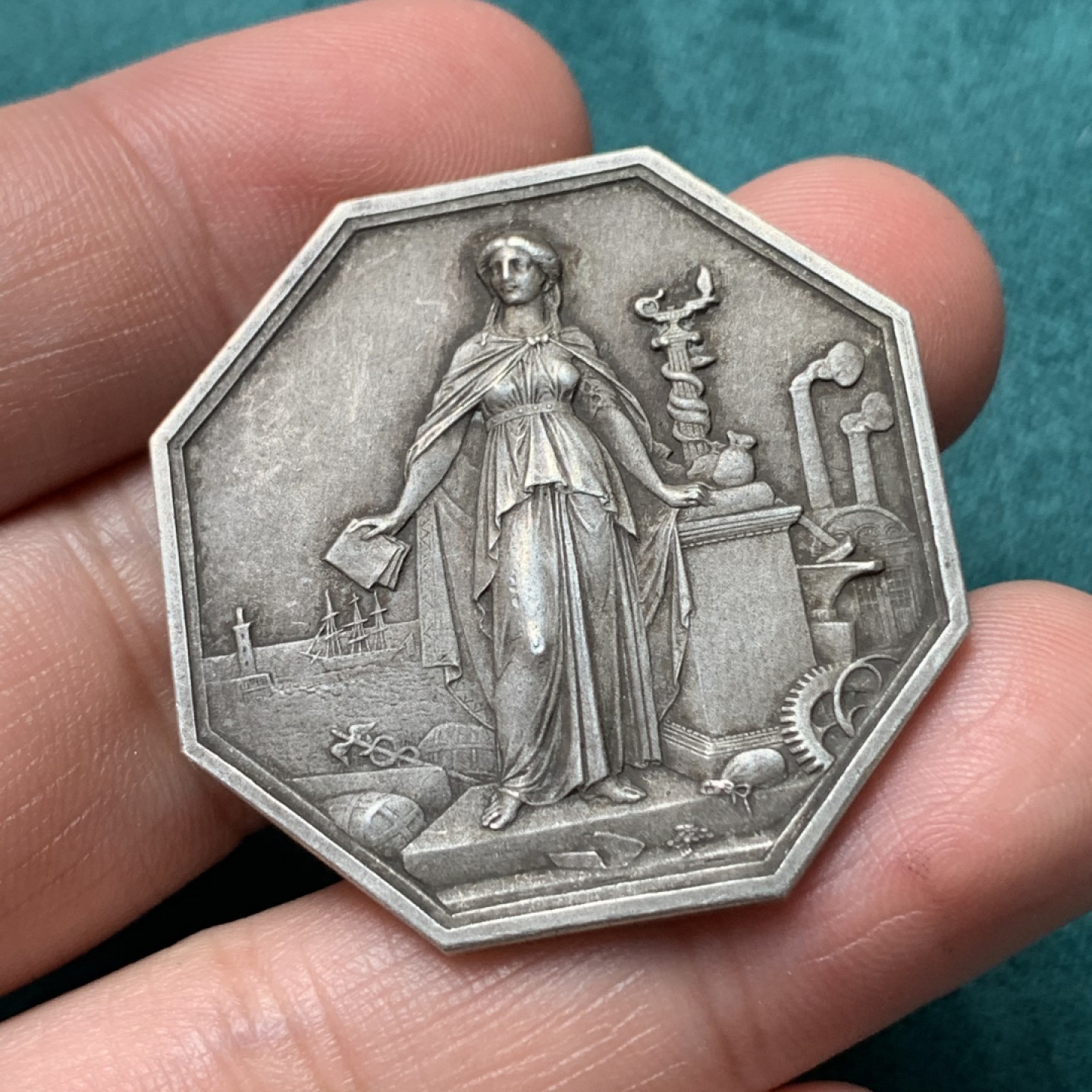 《竞宝斋》第167场-周日，周一，周四 3场 (全场包邮) 法国 1880-1898 工商信贷 银行八角 银质代币 22.1克 对边37mm 丰饶角边铭 银标