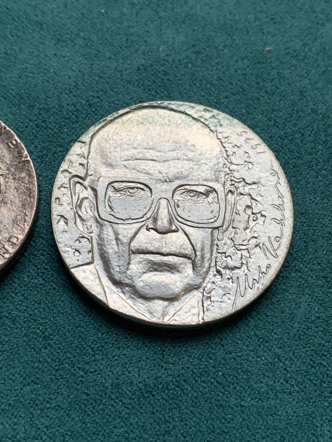 《竞宝斋》第167场-周日，周一，周四 3场 (全场包邮) 芬兰总理吉科宁银币2个，总重43.43克，带蓝色原封皮套和说明书