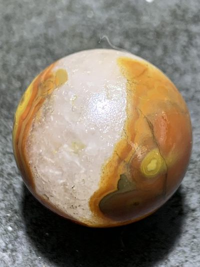 精美亚光草花纹战国红玛瑙手工俏色巧雕鹰珠子一颗！ 精美亚光草花纹战国红玛瑙手工俏色巧雕鹰珠子一颗！