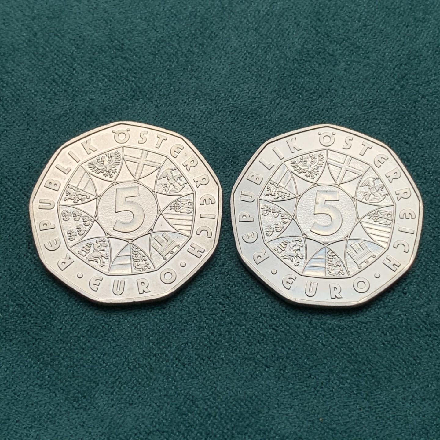 《竞宝斋》第167场-周日，周一，周四 3场 (全场包邮) 2010年奥地利滑雪/滑板5欧元九边形银币，两枚UNC品相