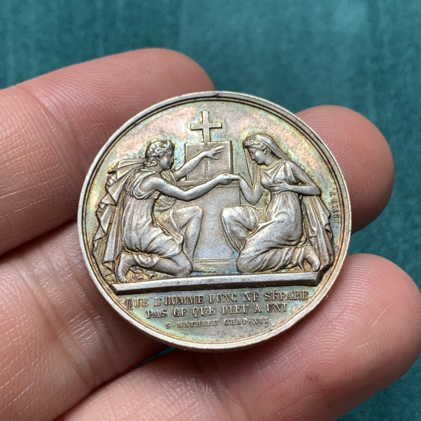 《竞宝斋》第167场-周日，周一，周四 3场 (全场包邮) 法国19世纪婚章银，图案宝石蓝包浆，空白原背，边铭蜜蜂AR，重13.98g直径32mm