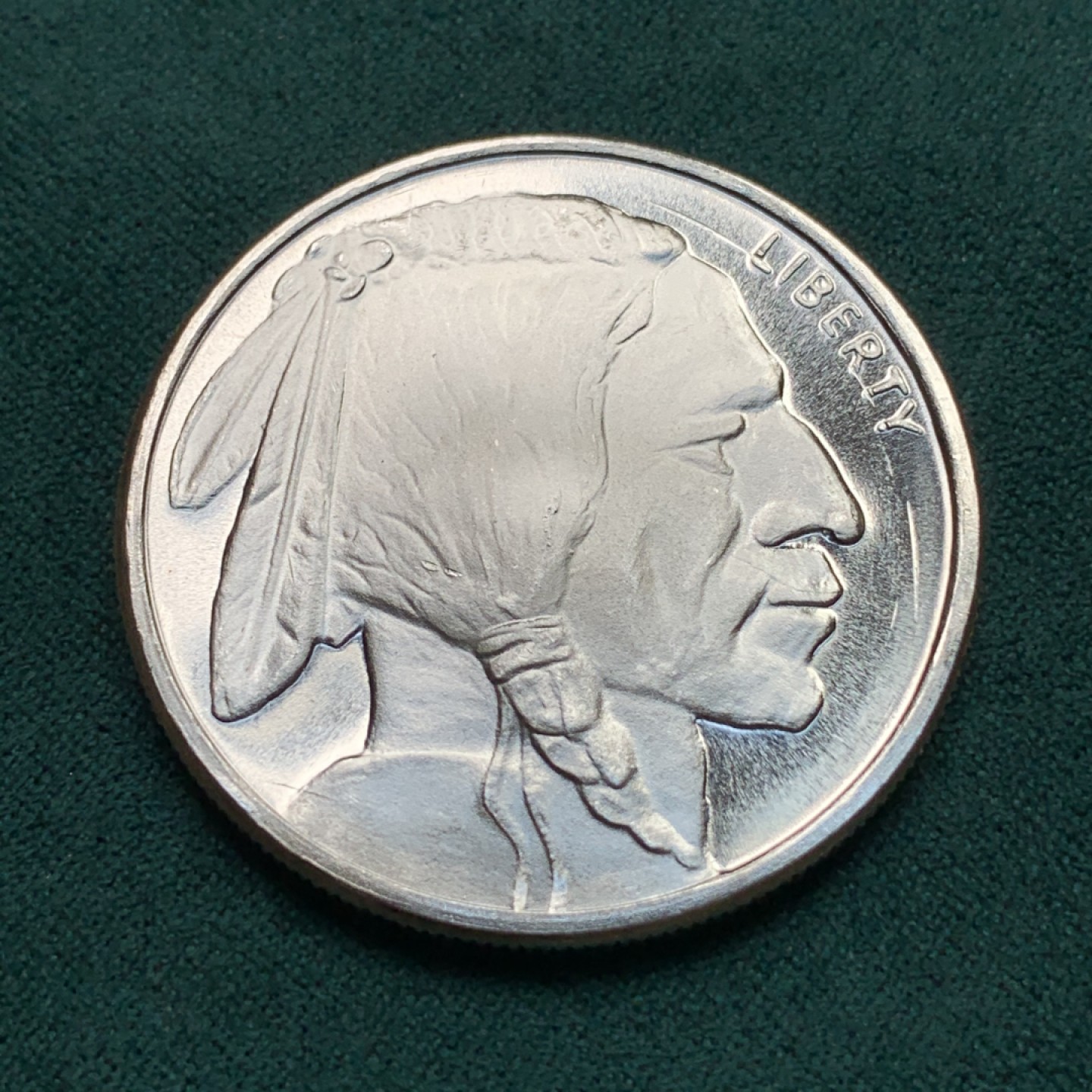 《竞宝斋》第167场-周日，周一，周四 3场 (全场包邮) 美国 印第安人 野牛银章 1盎司31.1克 39.1mm 999银 无其它资料 材质保证