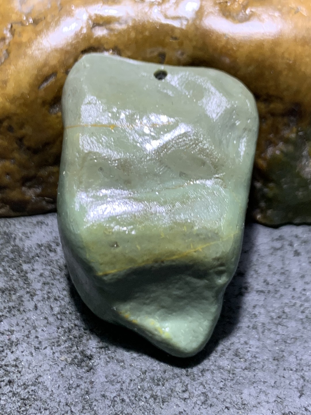 精美戈壁绿碧玉手工雕刻悟字把件（吊坠)一个！