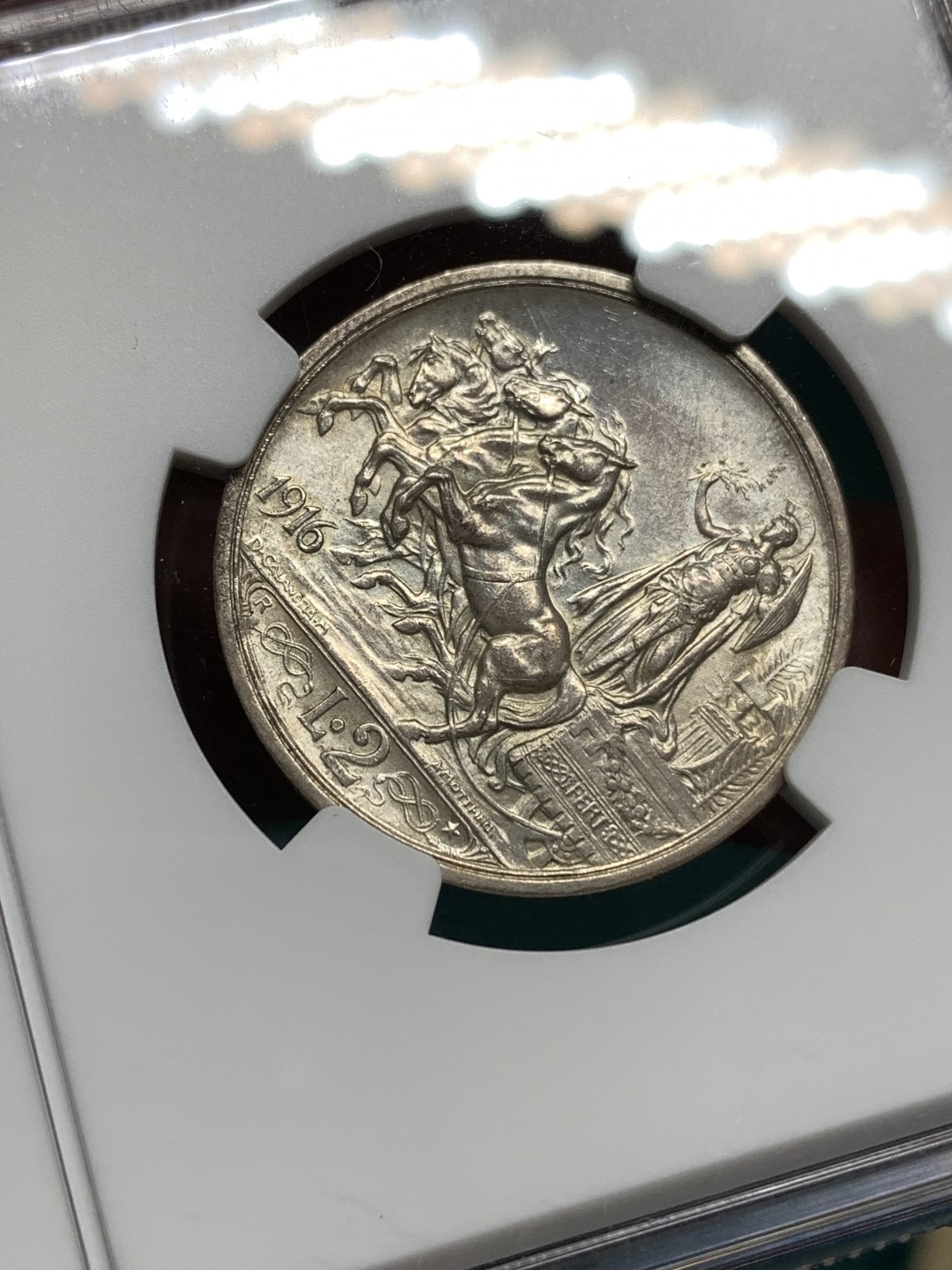 《竞宝斋》第167场-周日，周一，周四 3场 (全场包邮) NGC MS62 意大利1916年2里拉银币 人像耳廓清洗、马车高点聚在、女神胸甲双环、手持的盾纹也非常清晰，可冲63