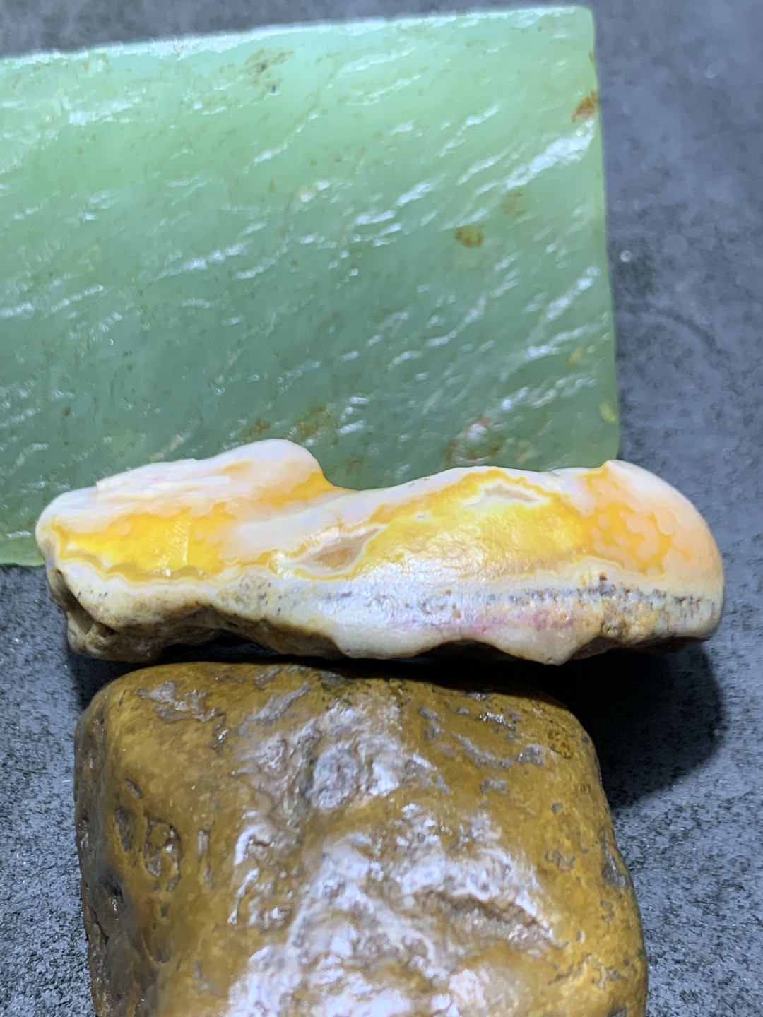 放福利！精美天然原皮孔洞料阿拉善玛瑙原石手工雕刻佛字把件（吊坠）一颗，