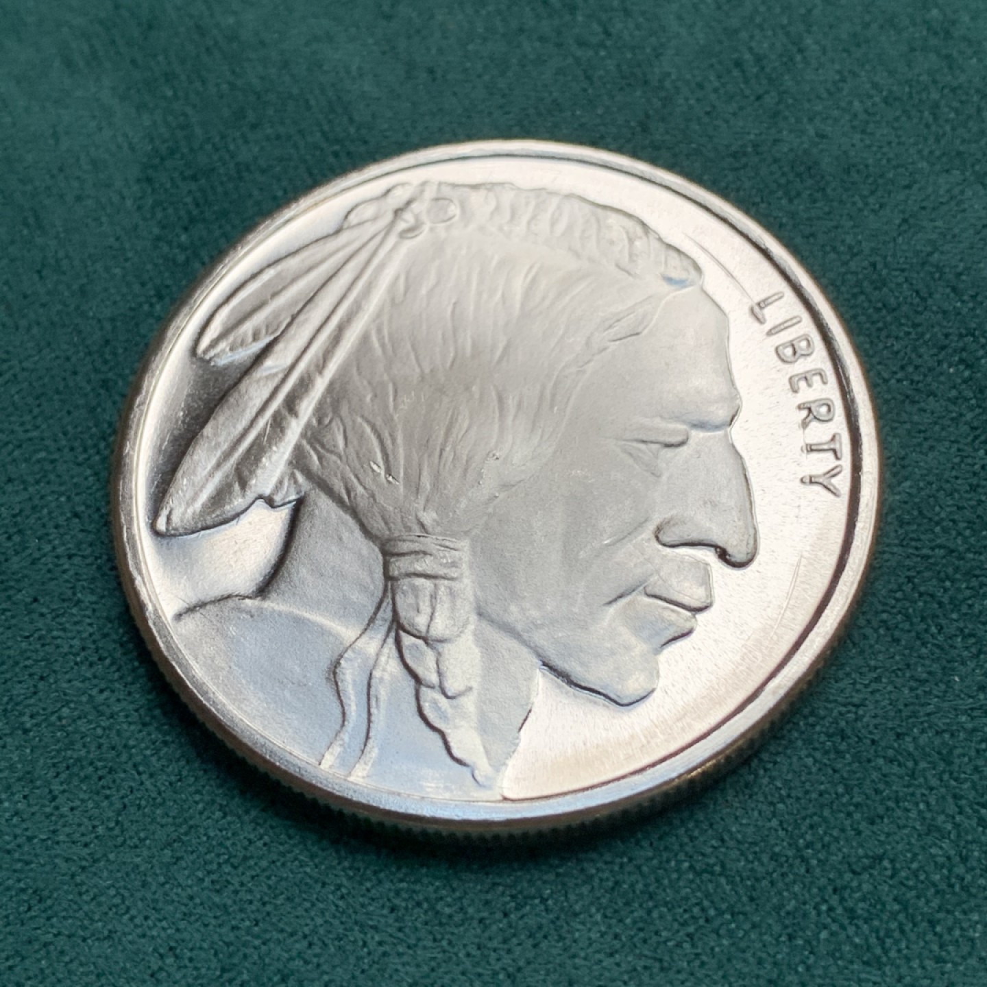 《竞宝斋》第167场-周日，周一，周四 3场 (全场包邮) 美国 印第安人 野牛银章 1盎司31.1克 39.1mm 999银 无其它资料 材质保证