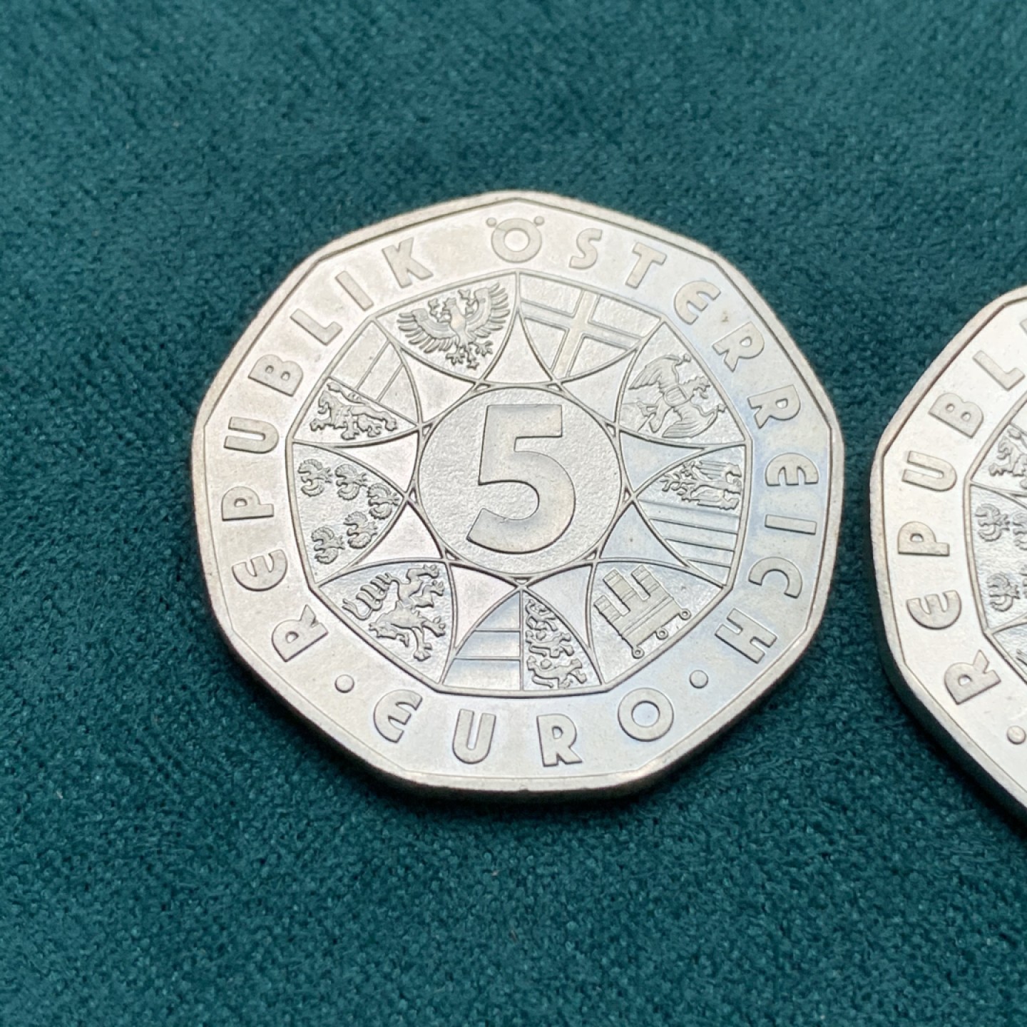 《竞宝斋》第167场-周日，周一，周四 3场 (全场包邮) 2010年奥地利滑雪/滑板5欧元九边形银币，两枚UNC品相