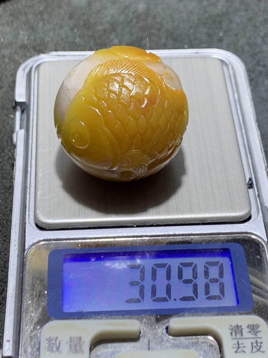 精美冰飘亚光战国红玛瑙手工俏色巧雕金鱼珠一个，
