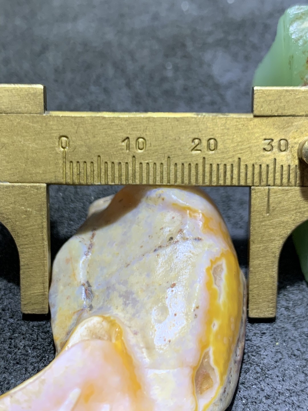 放福利！精美天然原皮孔洞料阿拉善玛瑙原石手工雕刻佛字把件（吊坠）一颗，