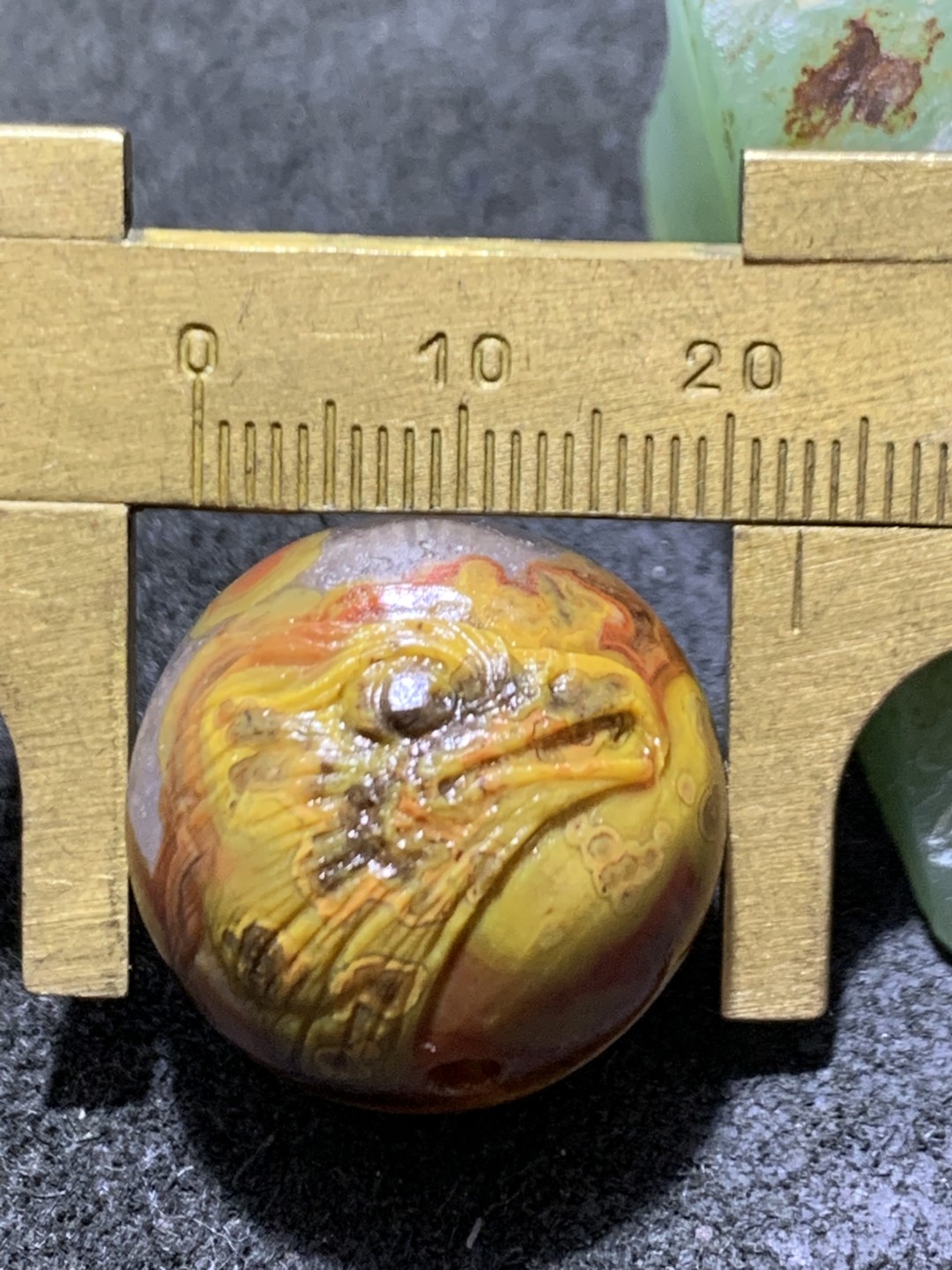 精美亚光草花纹战国红玛瑙手工俏色巧雕鹰珠子一颗！