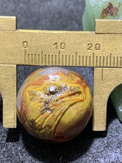 精美亚光草花纹战国红玛瑙手工俏色巧雕鹰珠子一颗！ 精美亚光草花纹战国红玛瑙手工俏色巧雕鹰珠子一颗！
